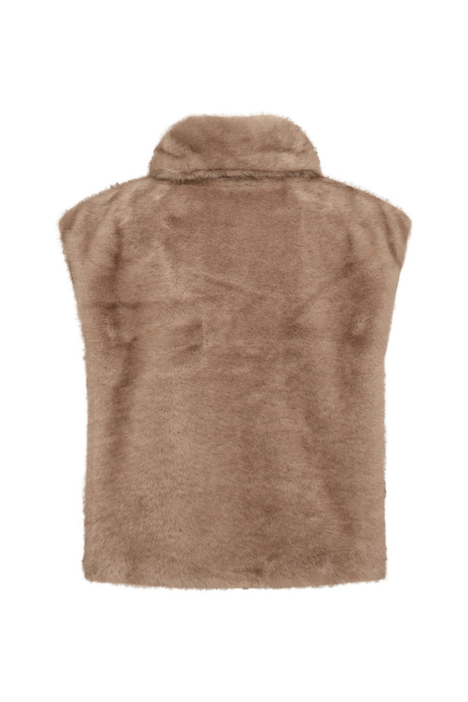 Brun fake fur vest med hætte, blød og tætsiddende pasform uden synlige lynlåse eller lommer.