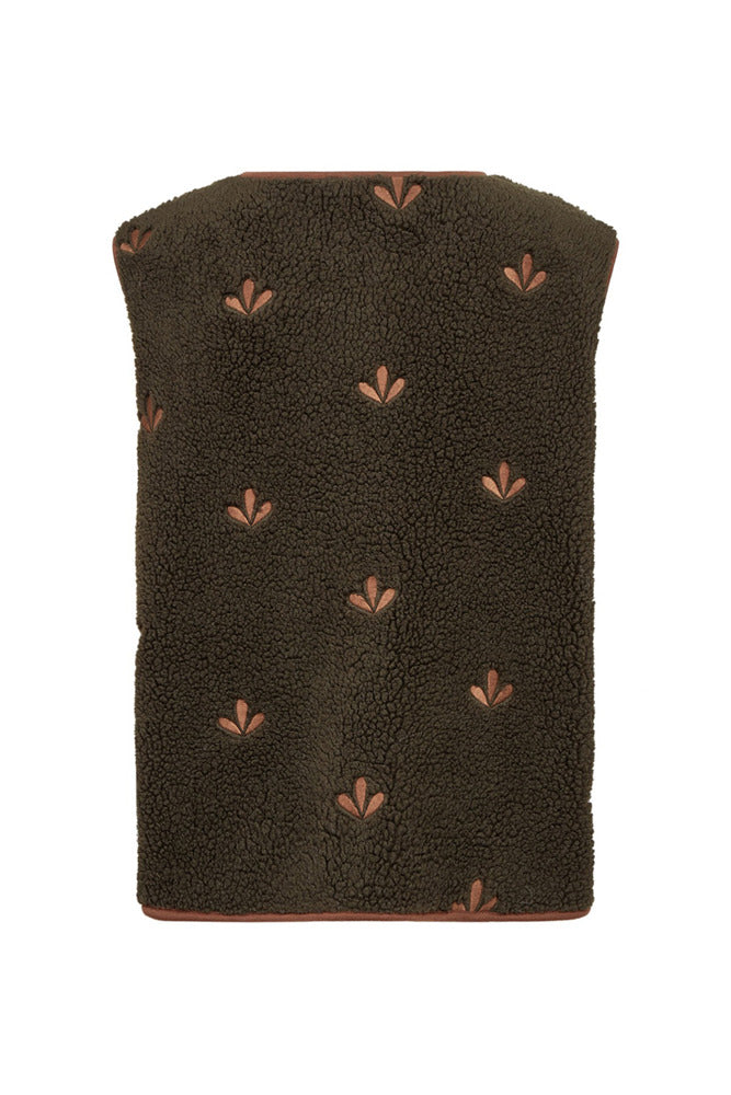 Brun teddyvest med broderede blomster i lyserød og rund hals uden ærmer.