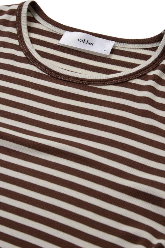 Brun- og hvidstribet langærmet t-shirt med rund hals i blød, let bomuldsstof.