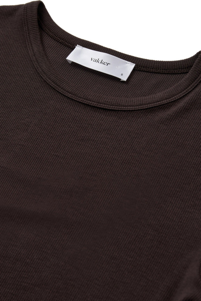 Mørkebrun blød langærmet t-shirt med rund hals i let stretchmateriale.