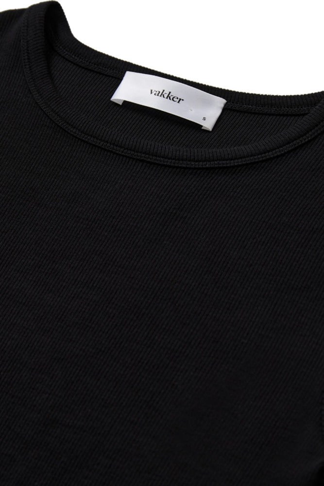 Sort langærmet t-shirt i blødt, let materiale med rund hals og enkel design.