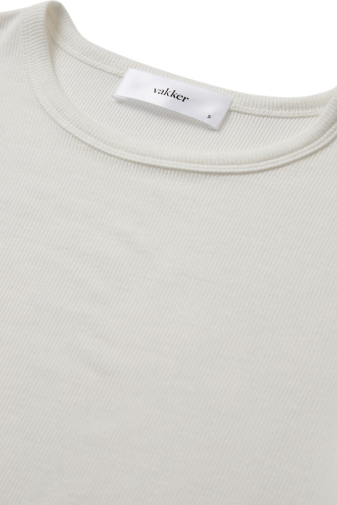 Lysegrå blød langærmet t-shirt med rund hals og let struktureret stof.