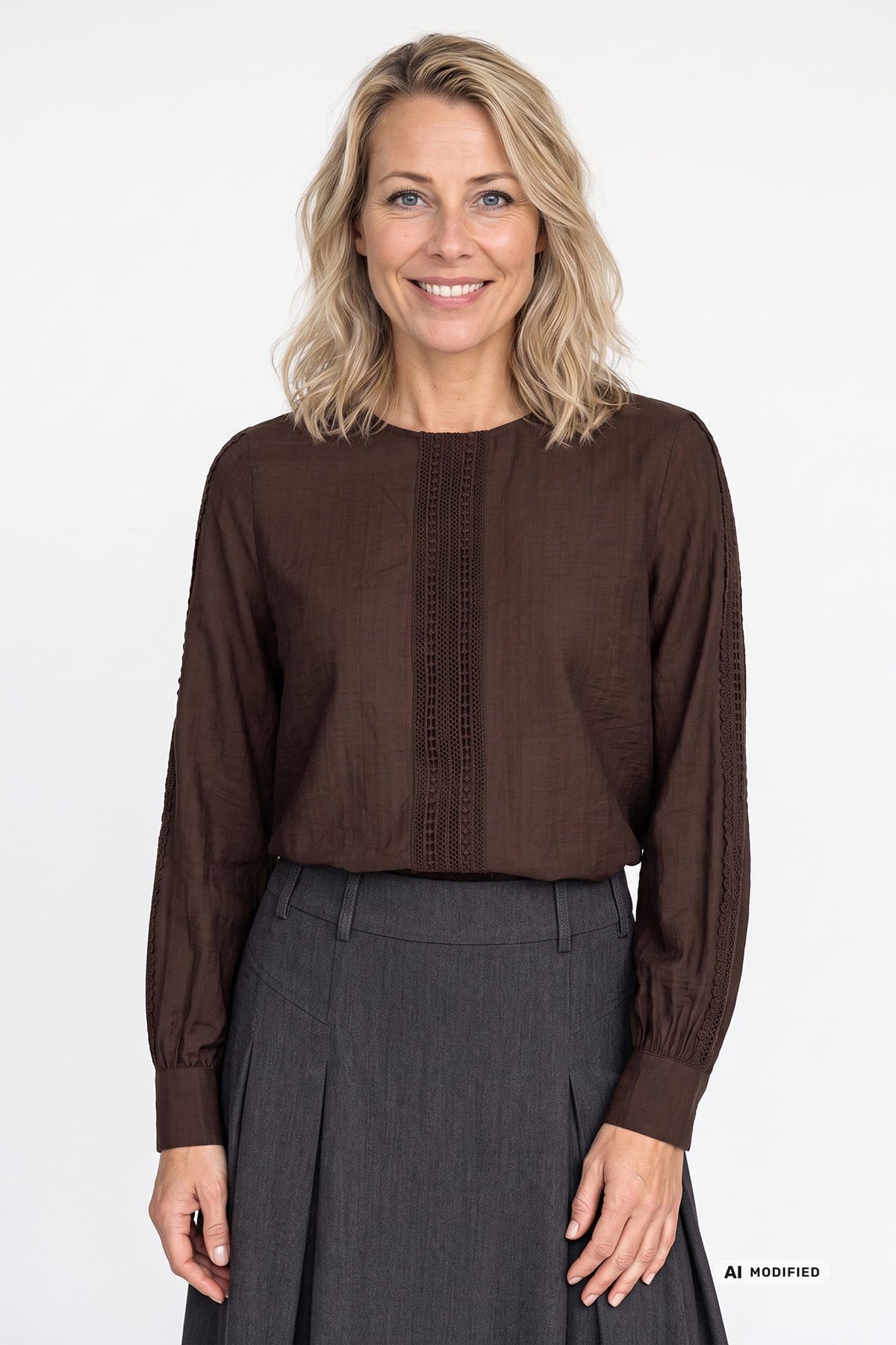 Lavender - Bluse med blondedetaljer og lange ærmer