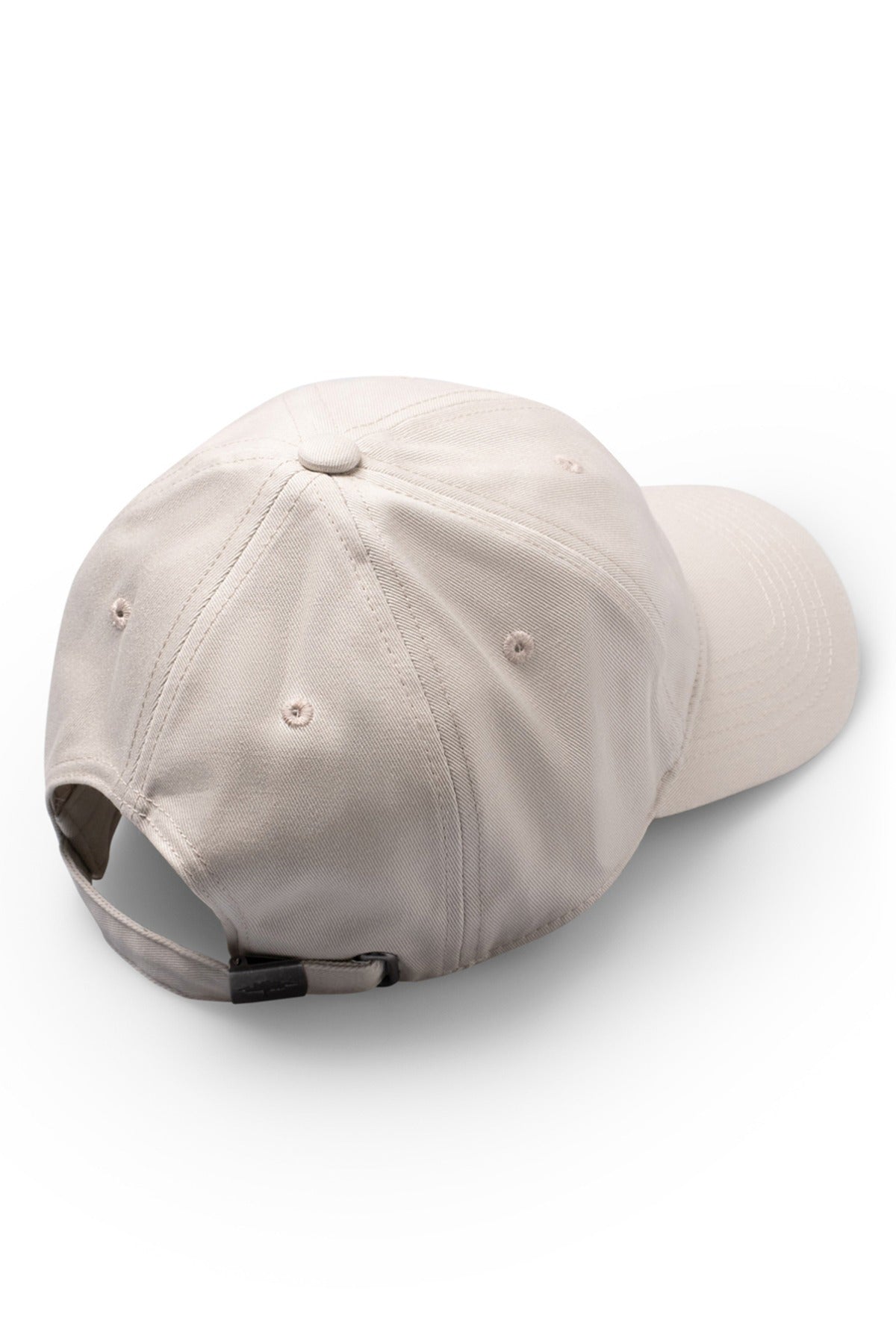 Lysegrå baseballcap i bomuld med justerbar strop og ventilationshuller bagfra.