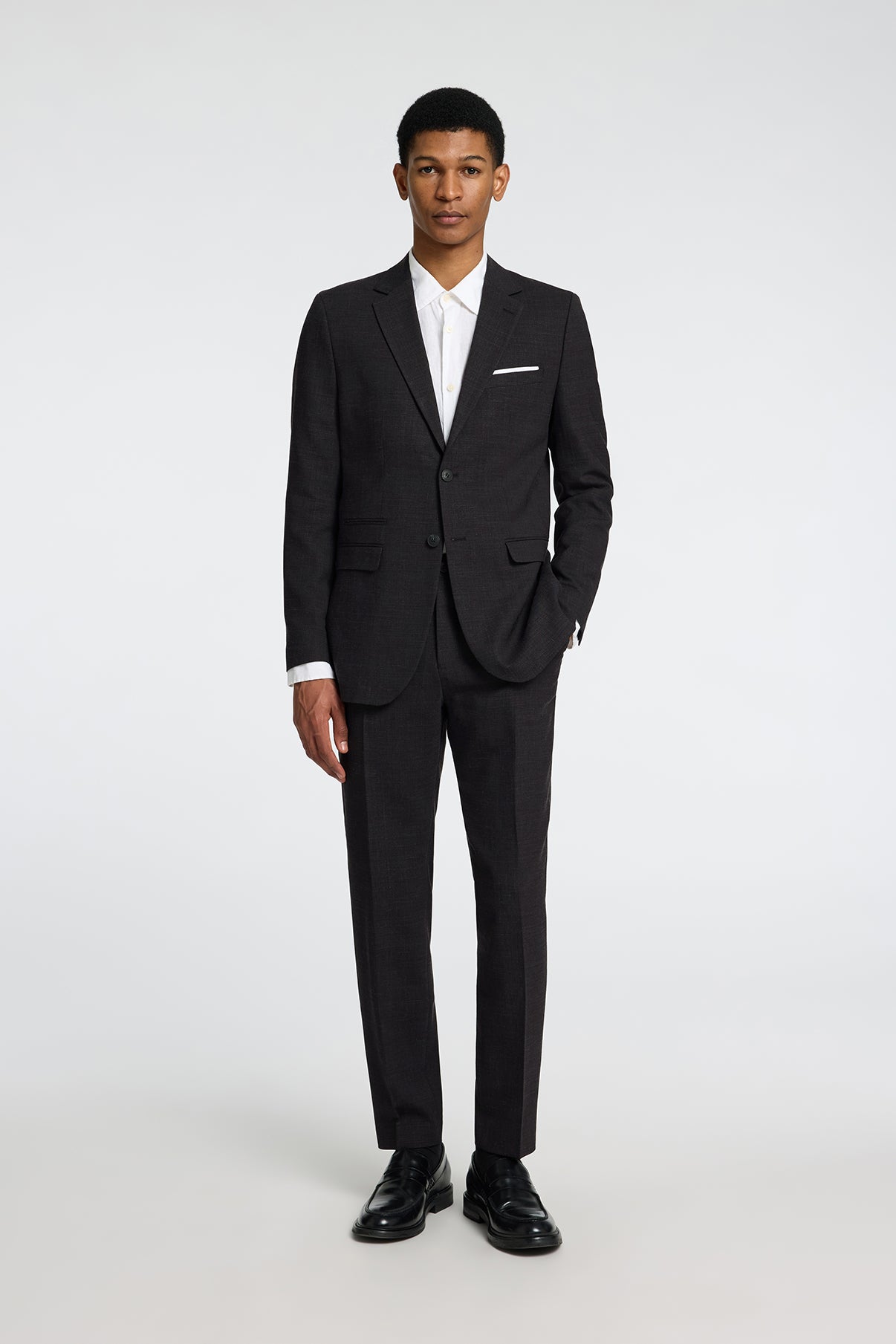 Sort slim fit blazer i hør med klassisk revers og knappelukning.