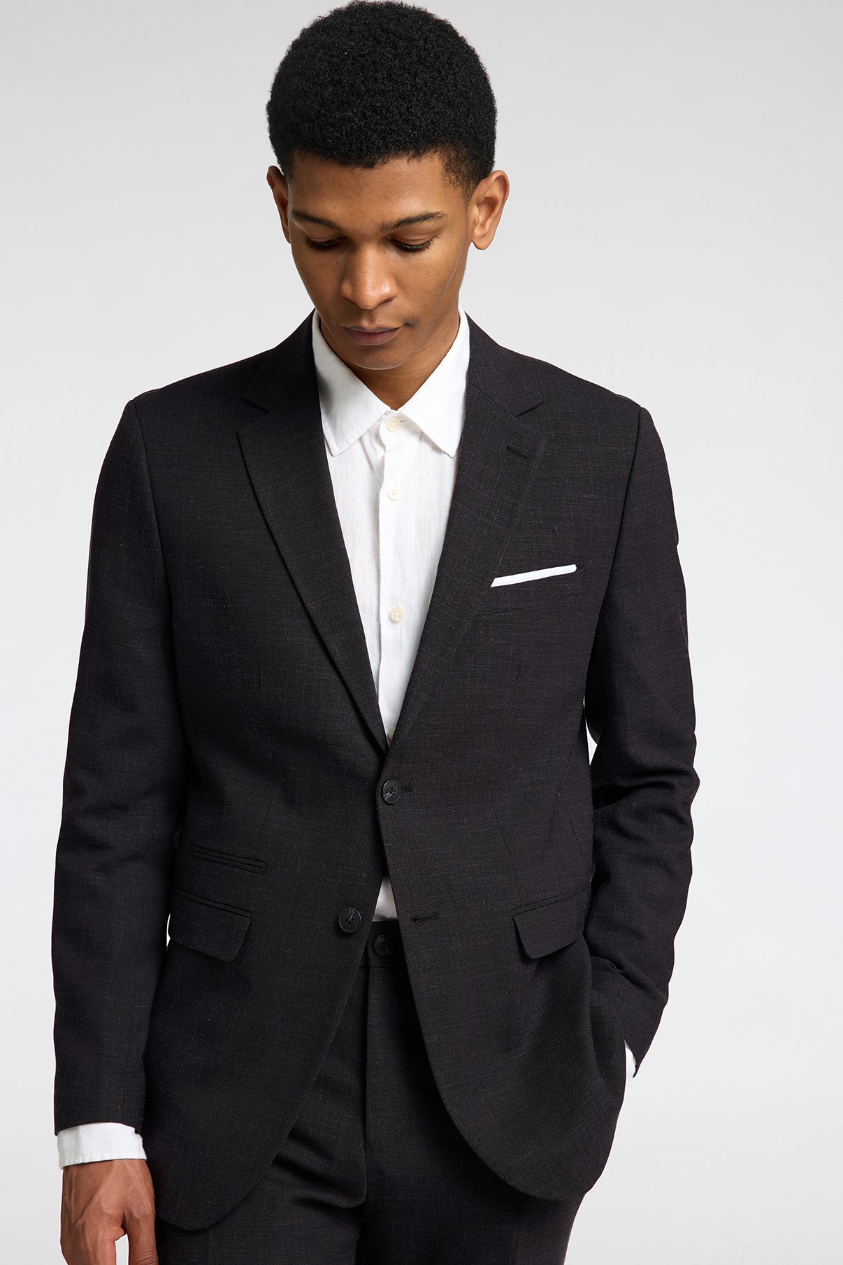 Mørkeblå slim fit blazer i hør med klassiske revers og brystlomme med lommetørklæde.