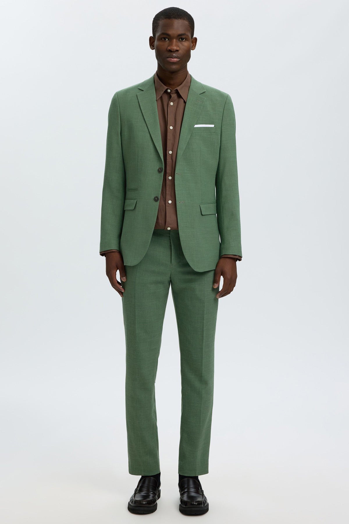 Slim fit olive grøn blazer i hør med notch revers og sidelommer.