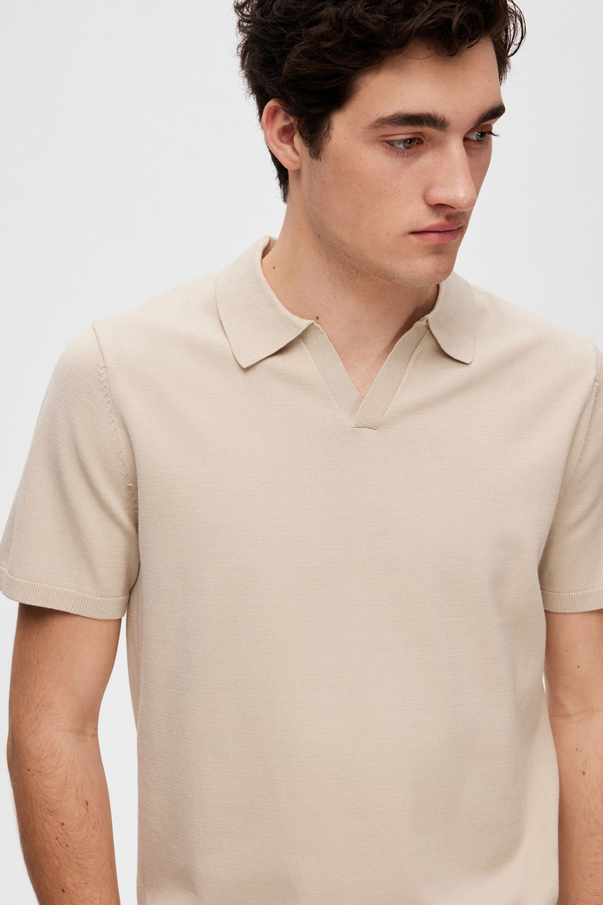 Lysegrå strikket polo i bomuld med kortærmet design og klassisk krave.