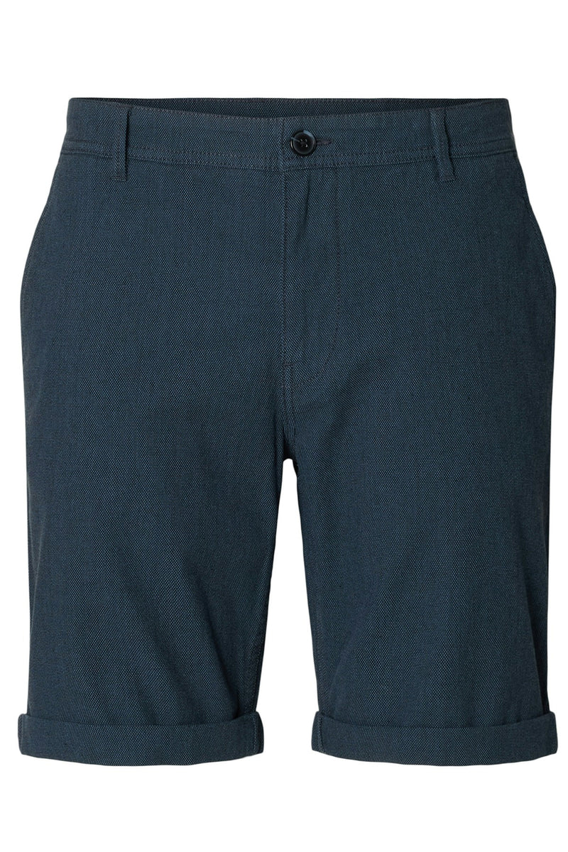Mørkeblå strækbare shorts med lommer og opkrogede benender.