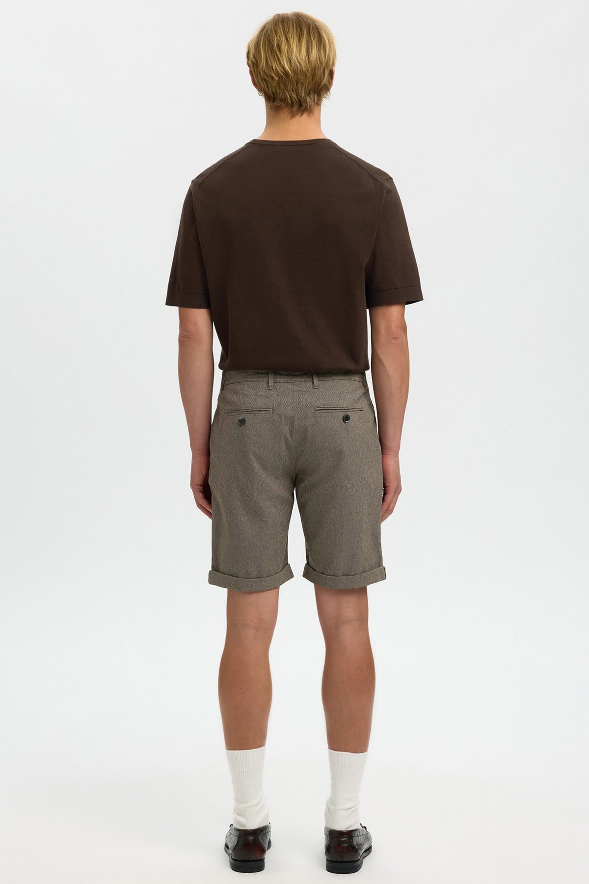 Grå strækbare shorts med lommer og knælængde, afslappet pasform set bagfra.