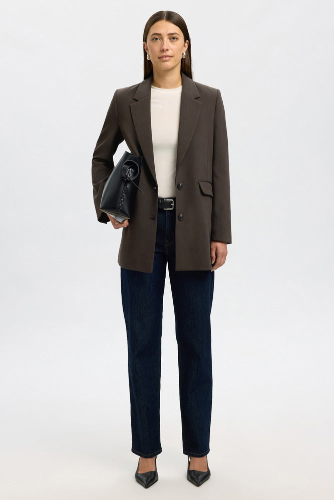 Mørkebrun afslappet blazer med revers, knaplukning og sidelommer.