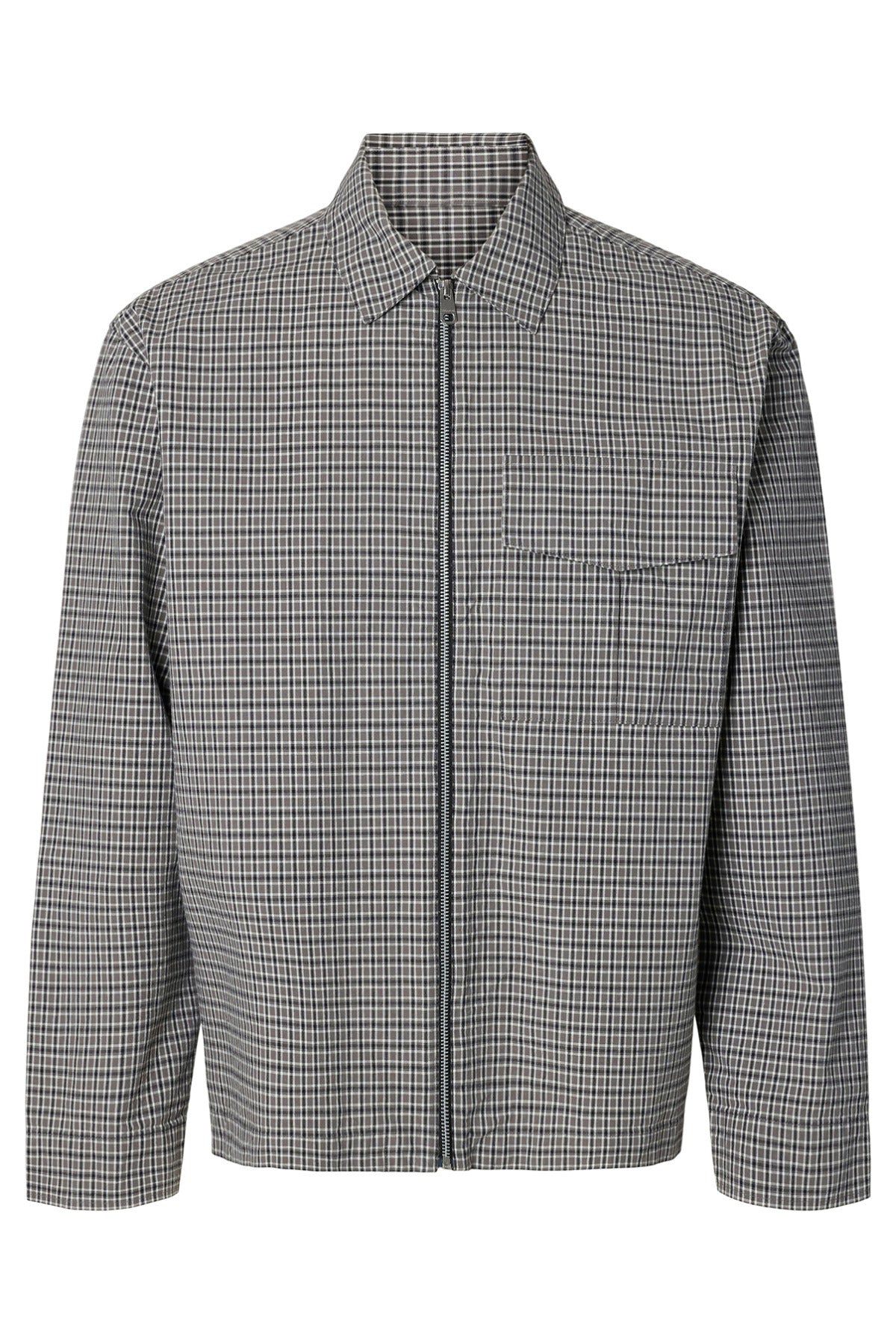 Grå og sort ternet overshirt med lynlås og brystlomme i blødt materiale.
