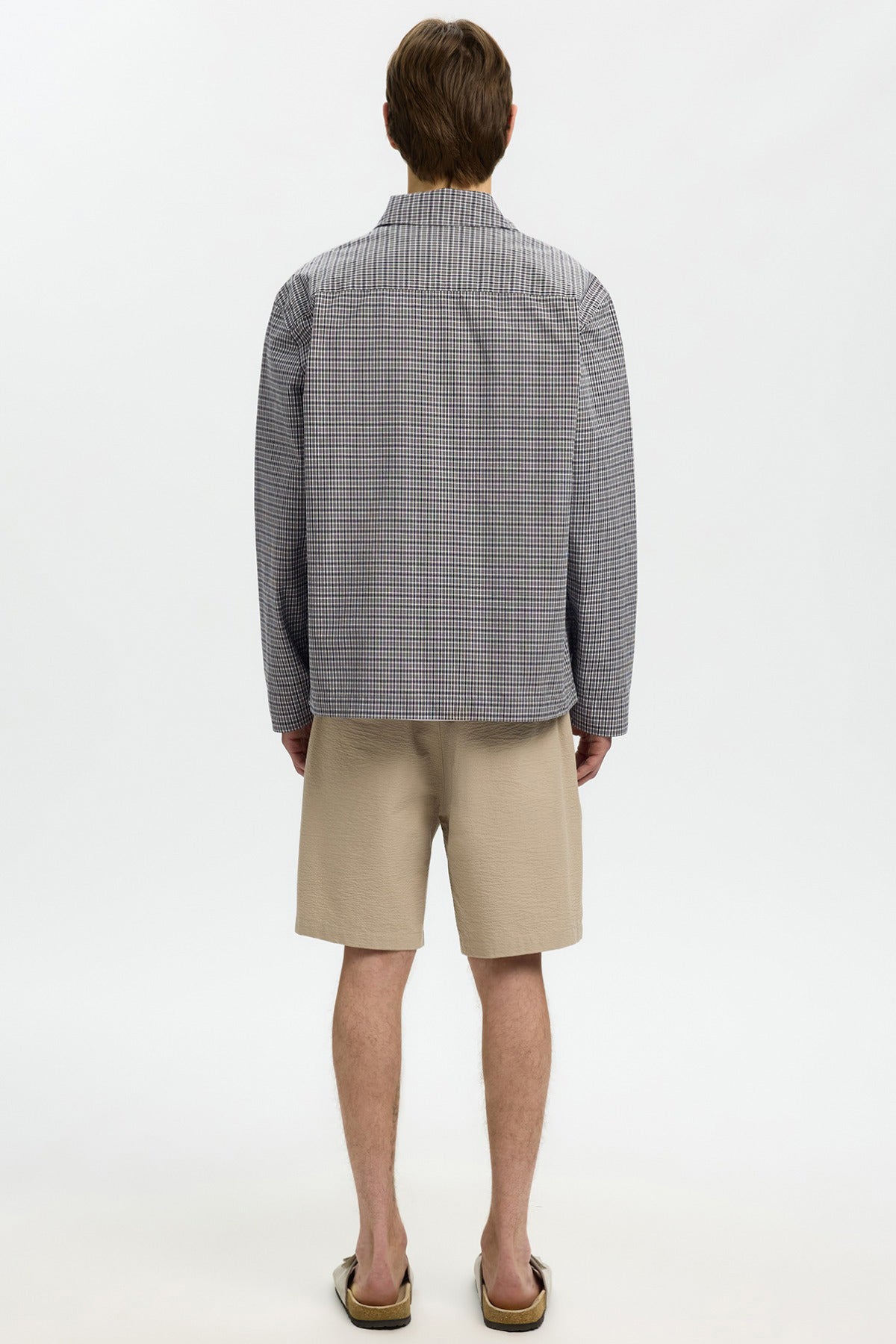 Gråternet overshirt med krave og lange ærmer set bagfra.
