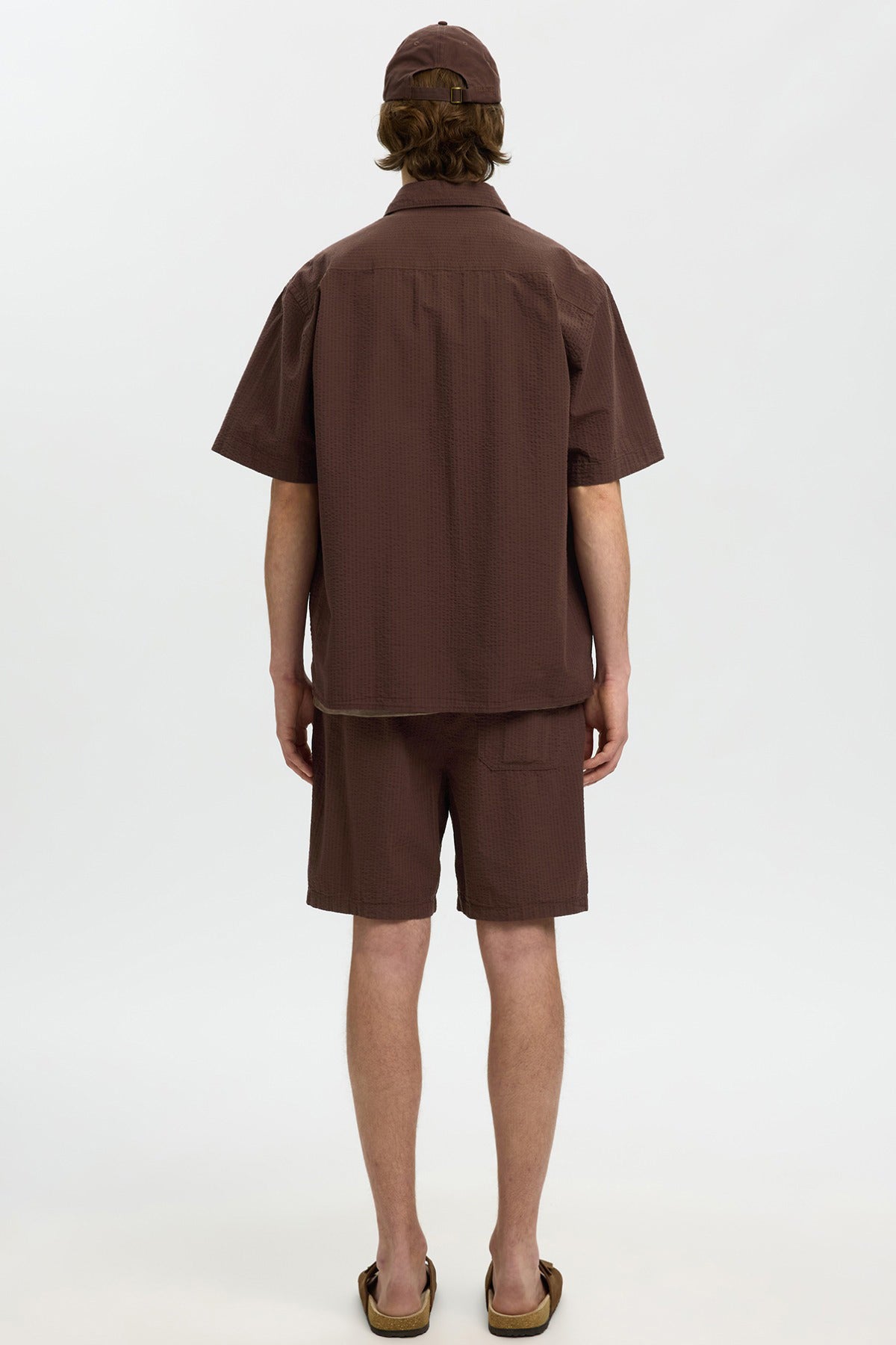 Brun seersucker kortærmet skjorte og matchende shorts set bagfra.