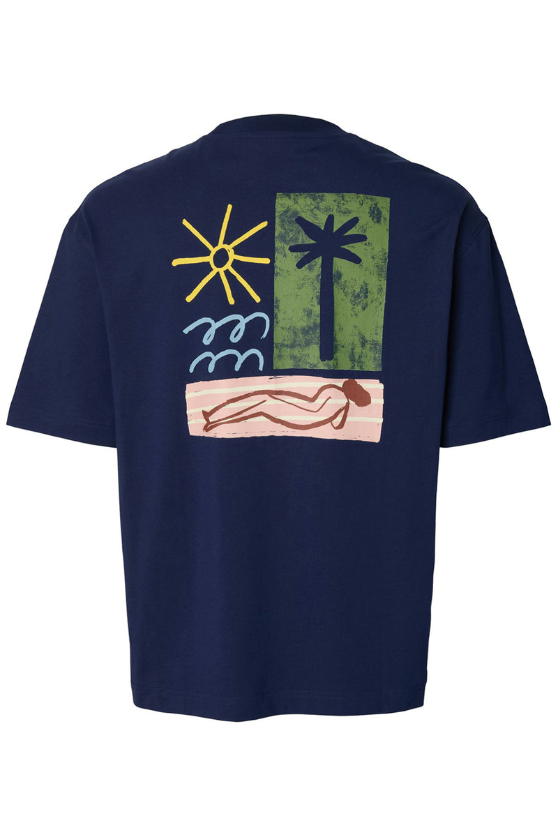 Navyblå kortærmet t-shirt med abstrakt rygprint i grøn, gul og lys rosa med palme og bølger.
