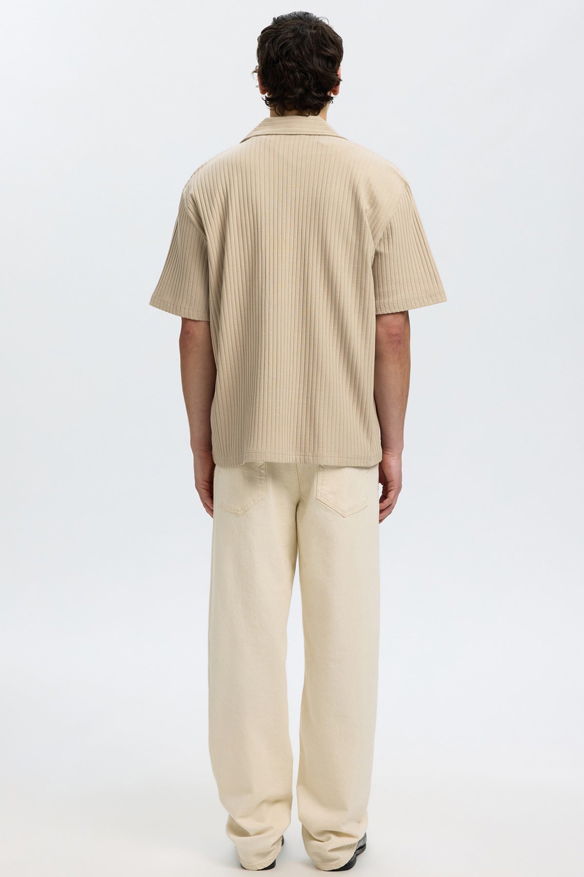 Beige kortærmet overshirt i ribkvalitet med krave set bagfra.