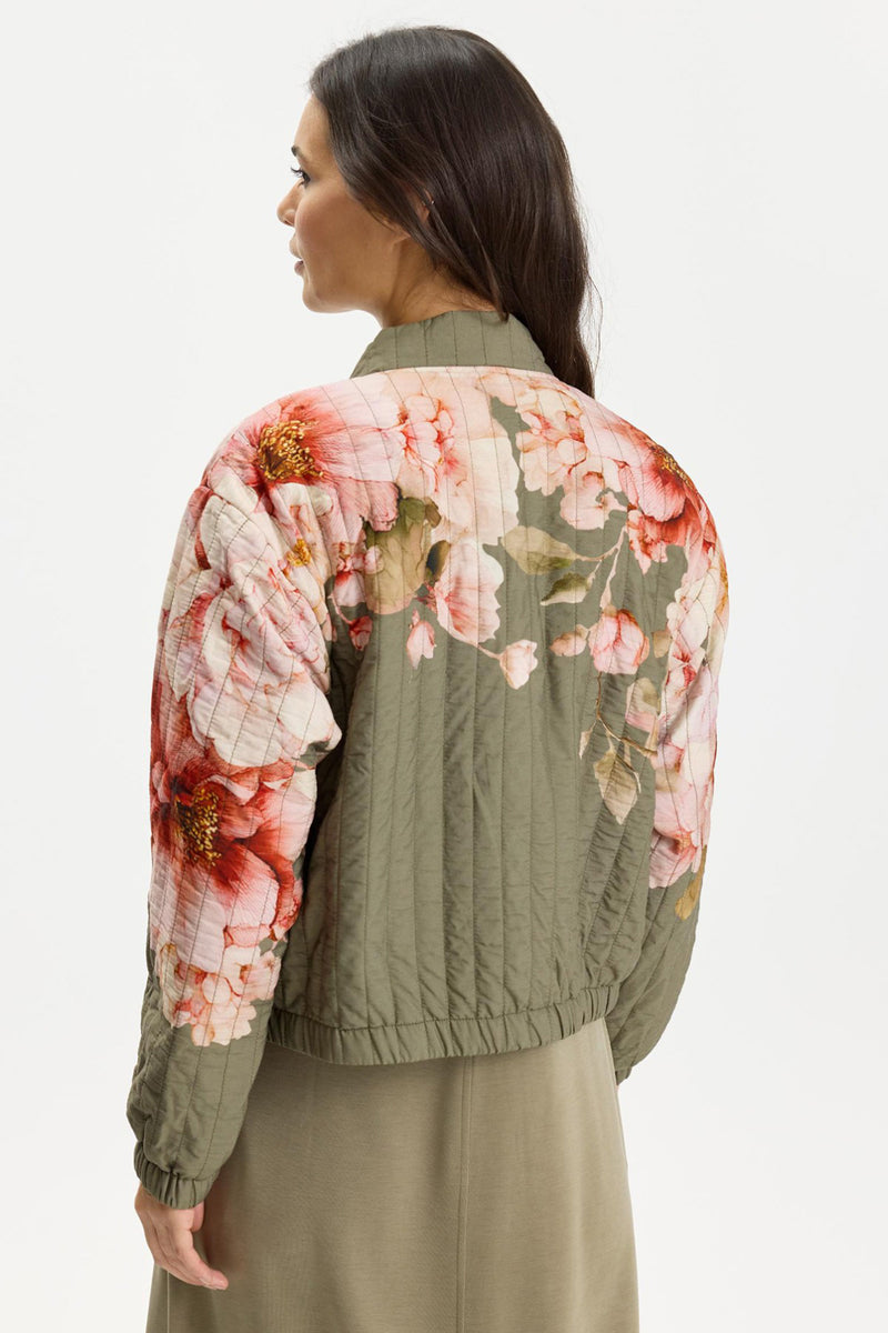 Armygrøn let jakke med store rosa og røde blomsterprint på ryg og ærmer, feminin pasform.