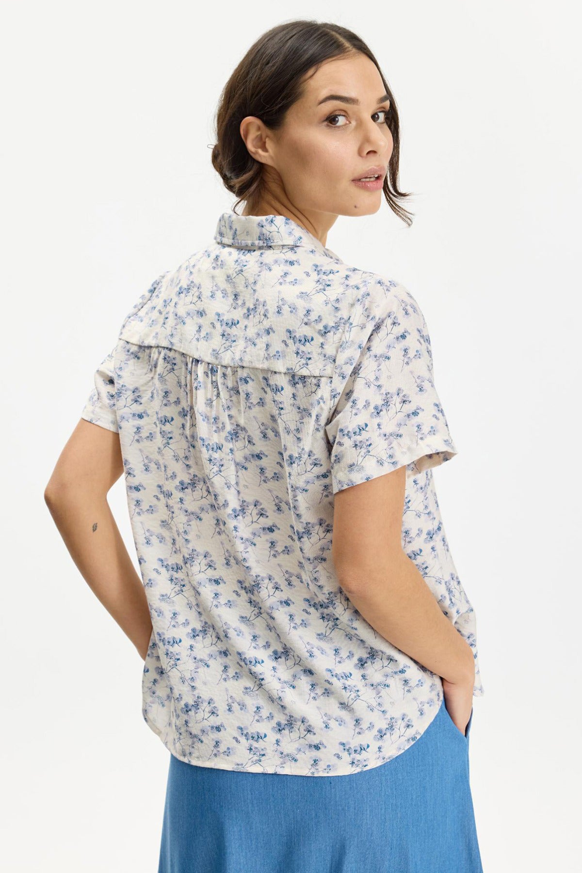 Kortærmet hvid skjorte med blå blomsterprint og krave, let loose fit.