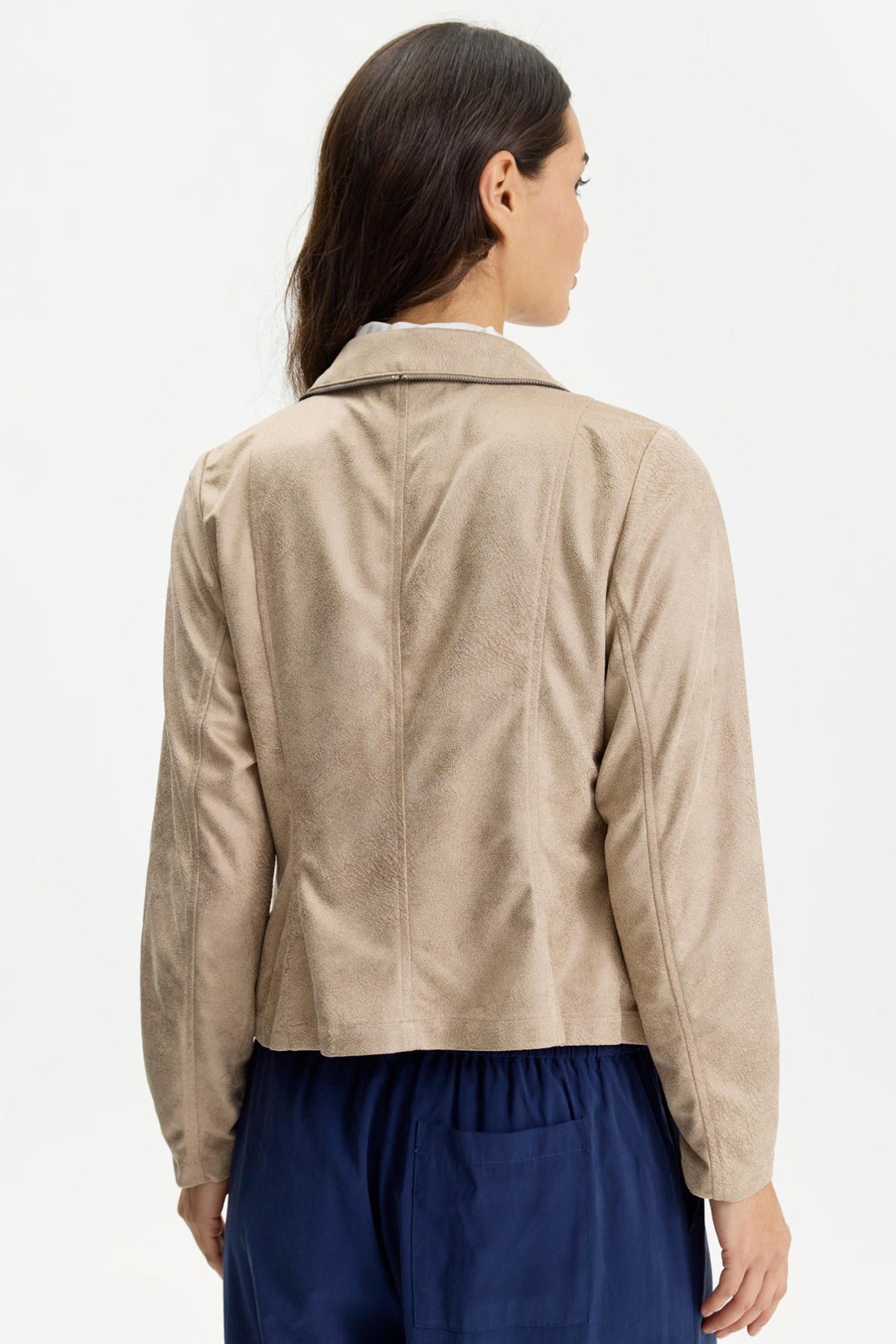 Lys sandfarvet jakke i suede look med krave og lynlås set bagfra.