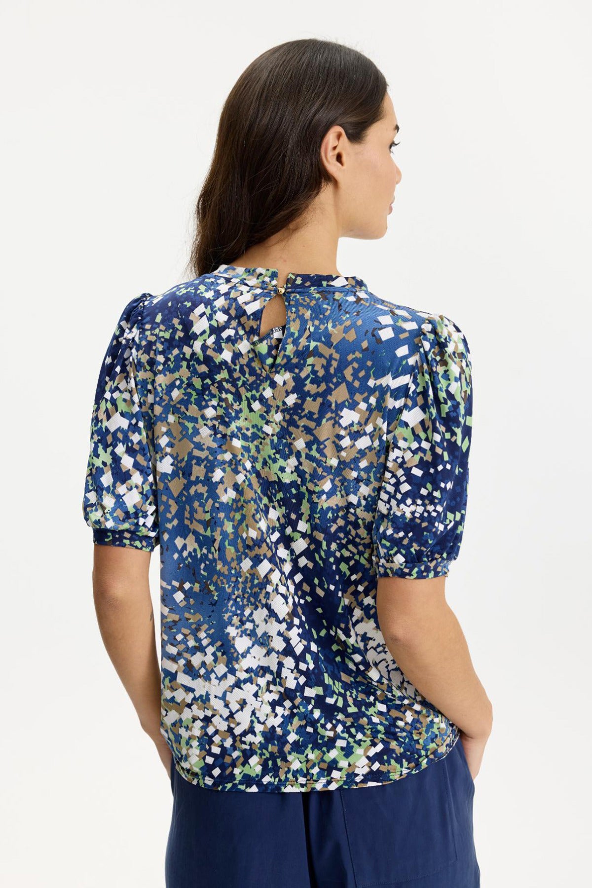 Kortærmet bluse i multi-grøn med blåt og hvidt blomsterprint og knapdetalje på ryggen.