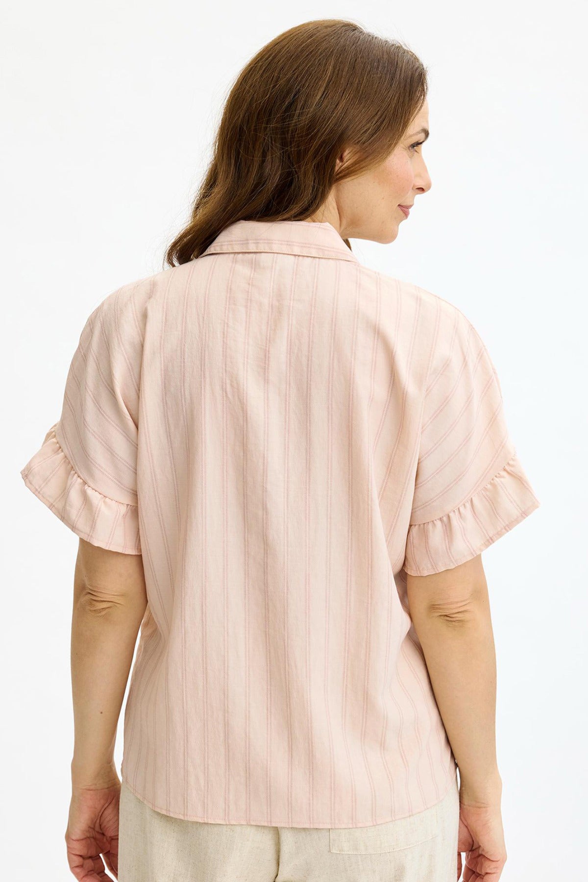 Lys rosa skjortebluse med korte flæseærmer og klassisk krave set bagfra.