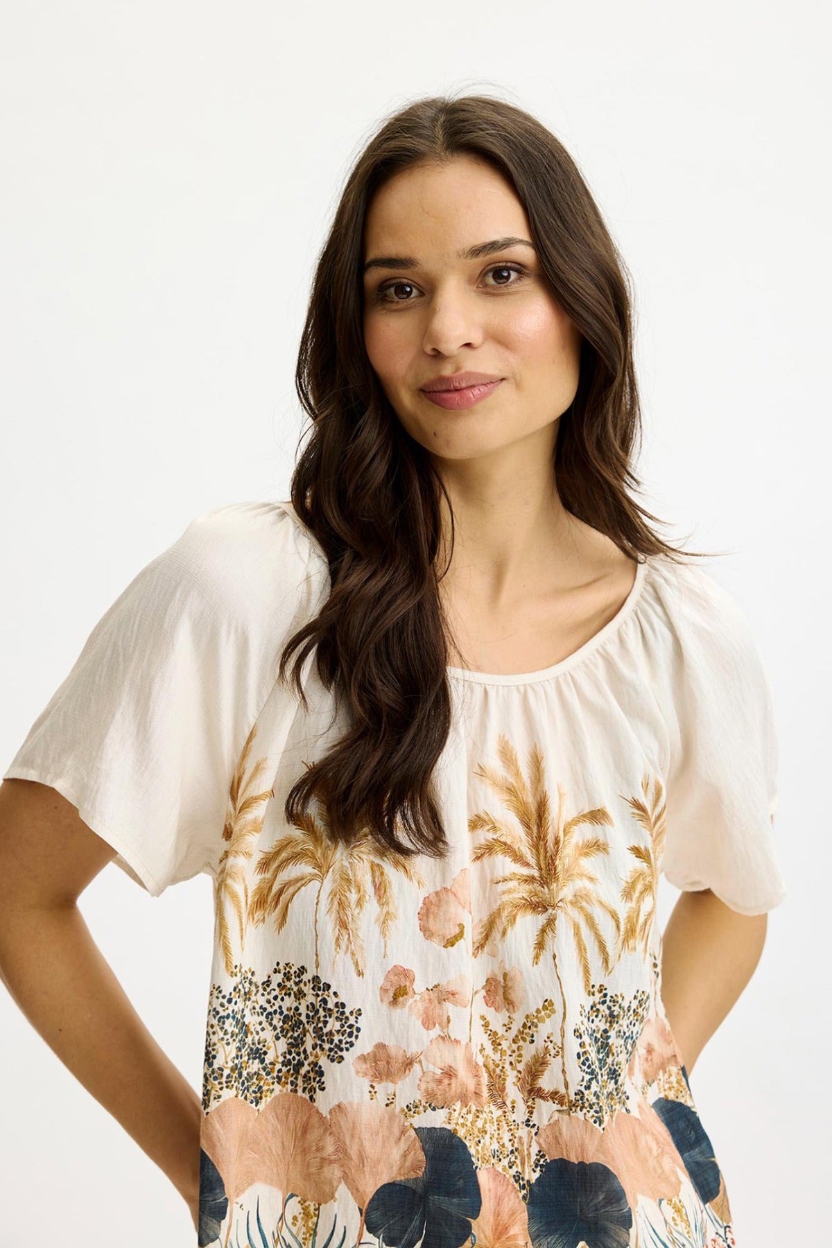 Hvid bluse med rynket kravedetalje og multicolour blomsterprint, korte ærmer.
