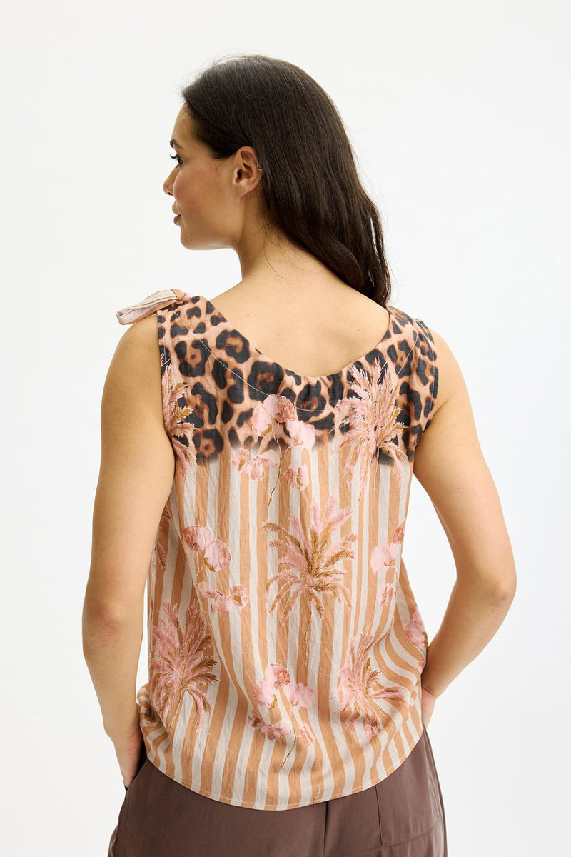 Løs caramelfarvet top med leopardprint og snorebind ved skuldrene, set bagfra.