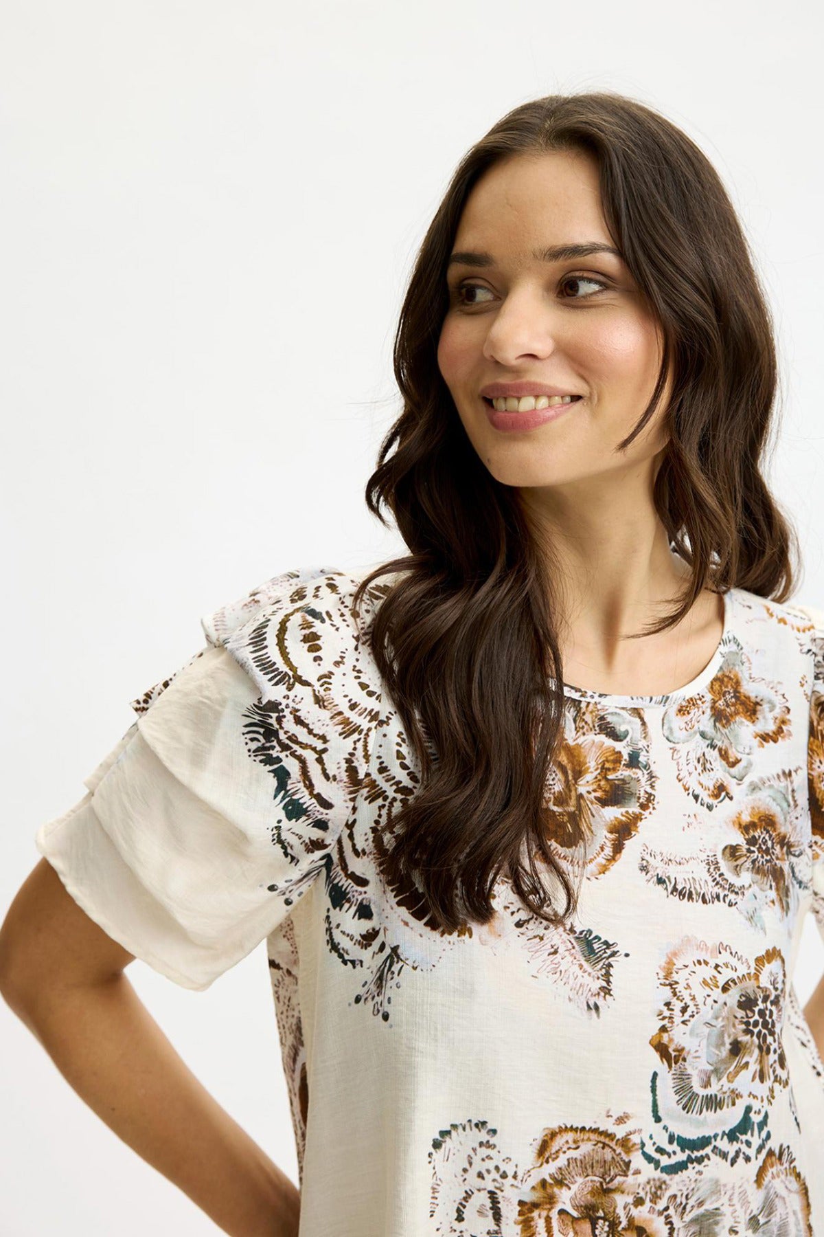 Kortærmet bluse i mint med blomstret print og let strukturerede ærmer.