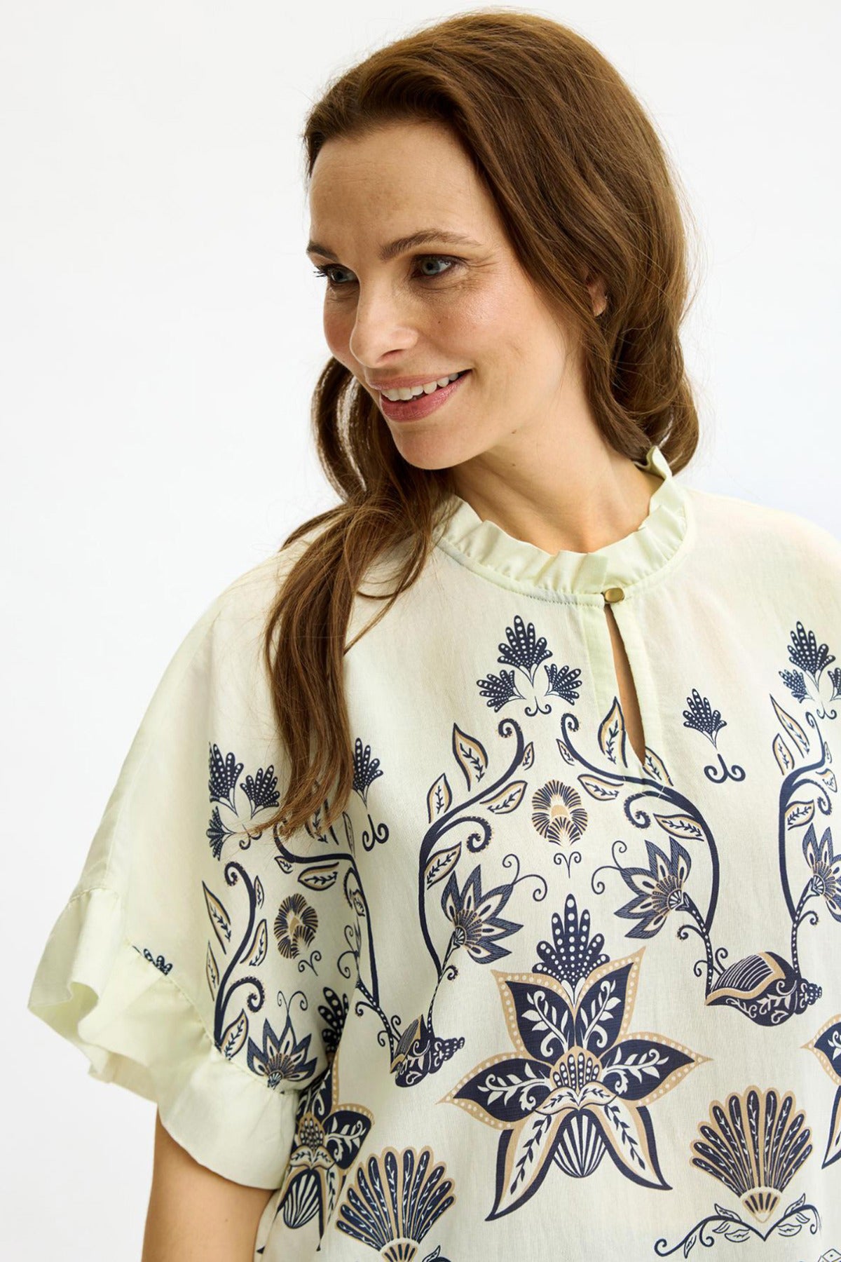 Violet - Bluse med flæsedetaljer