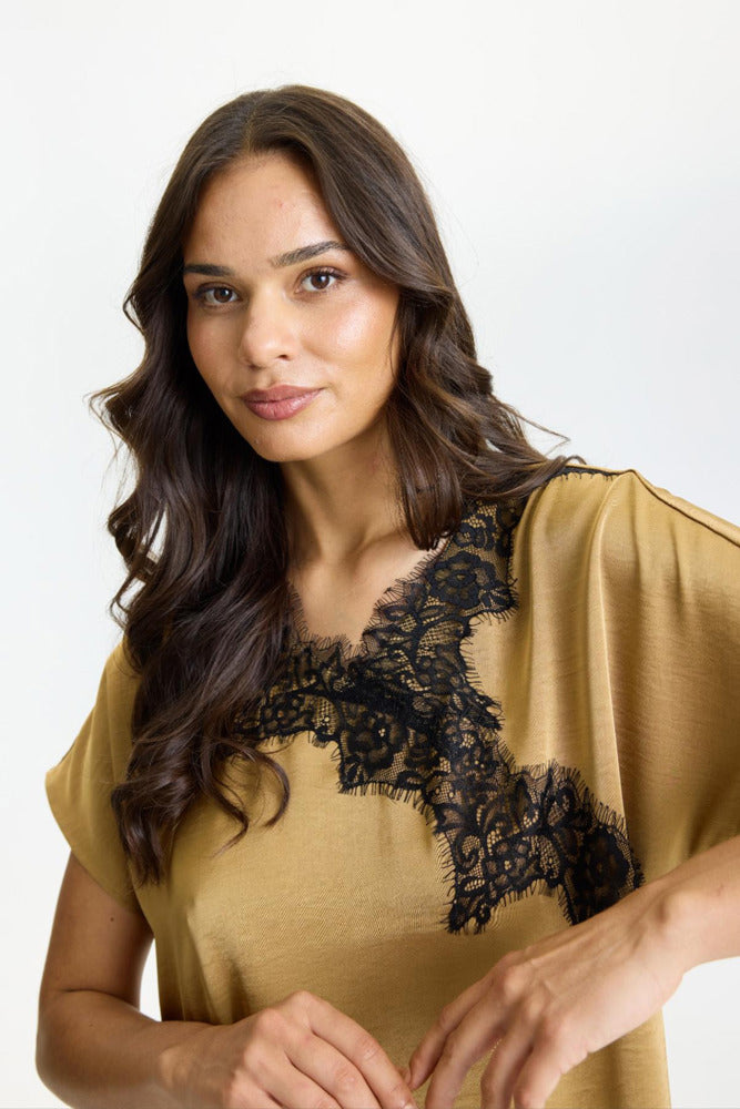 Faye - Kortærmet bluse med blondedetajle