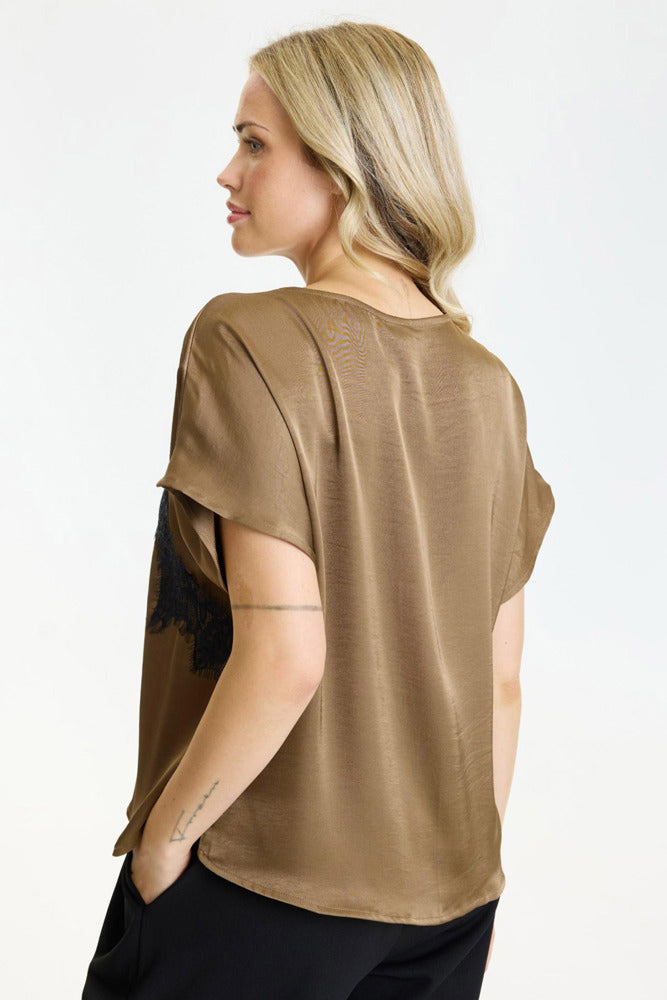 Faye - Kortærmet bluse med blondedetajle
