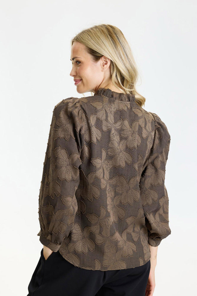 Ginger - Blomstret bluse med flæsekrave