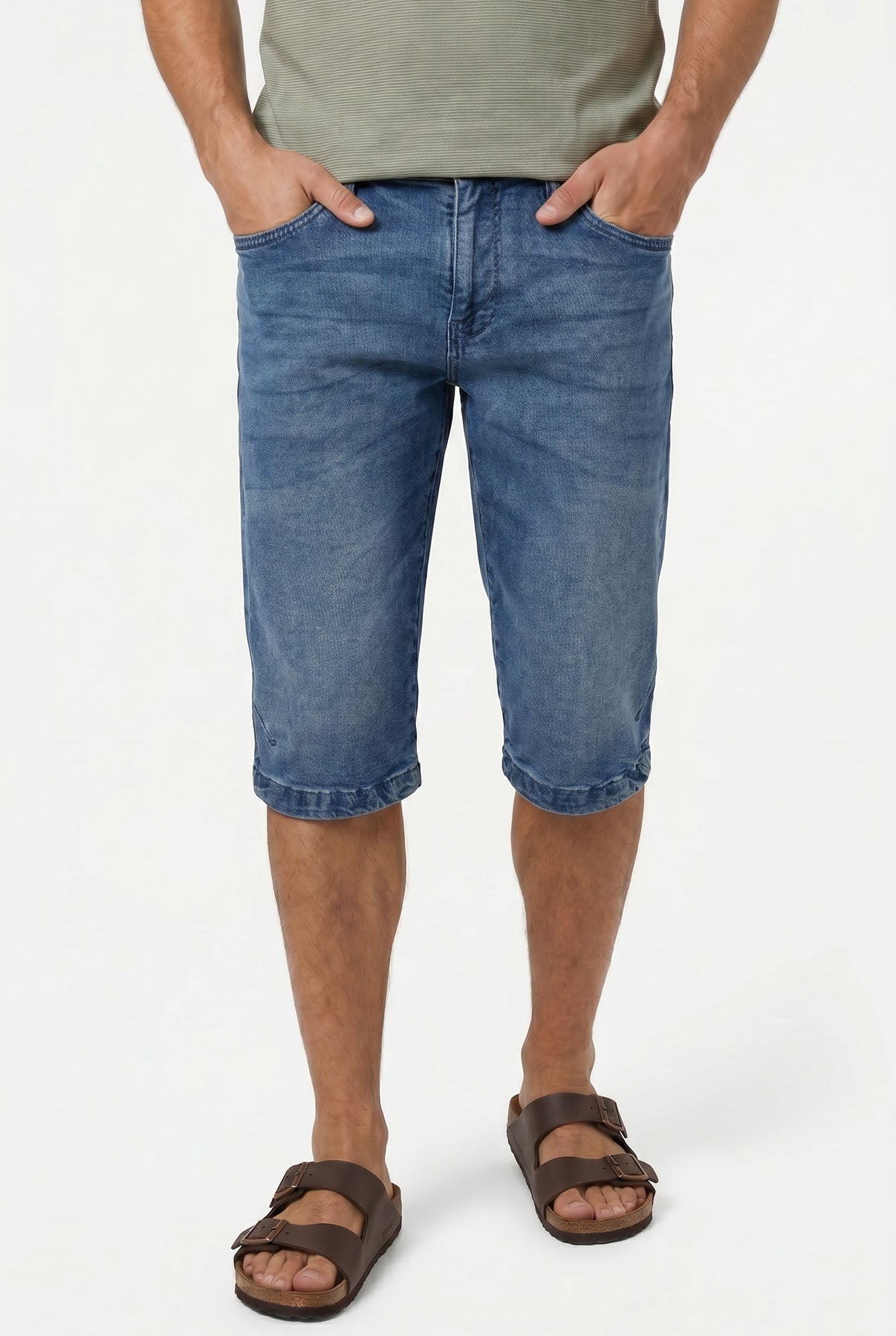 Knælange denim knickers i blå vask med lommer og knappelukning foran.