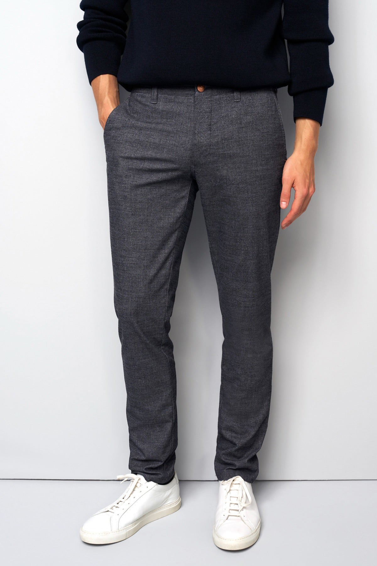 Marineblå flannel chinos med slim fit og stræk, stylet med sort trøje og hvide sneakers.