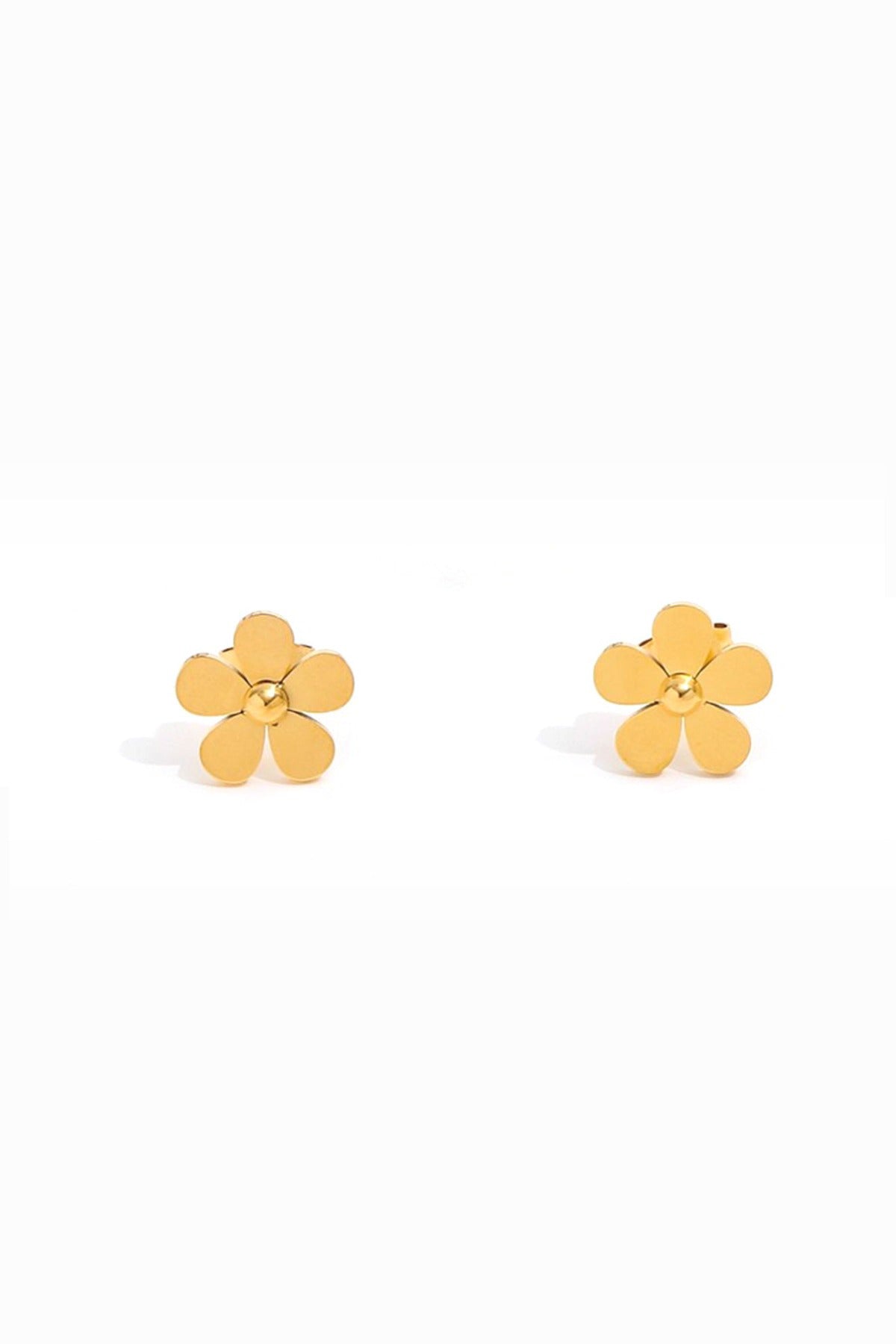 Små blomsterørestikker i 18k forgyldt med fem blade og rund midte.