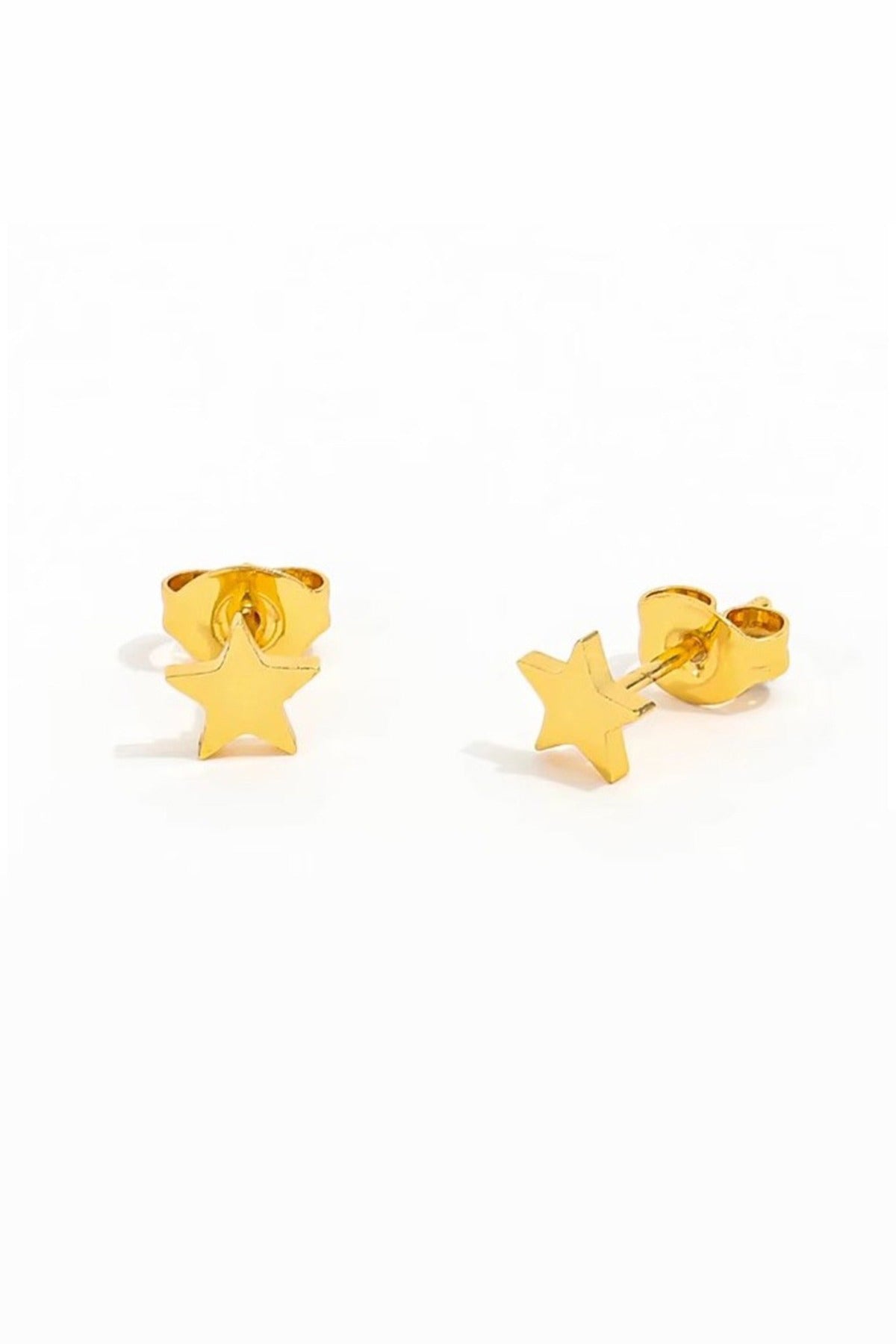 Små stjerne ørestikker i 18K forgyldt metal, enkel og elegant design.