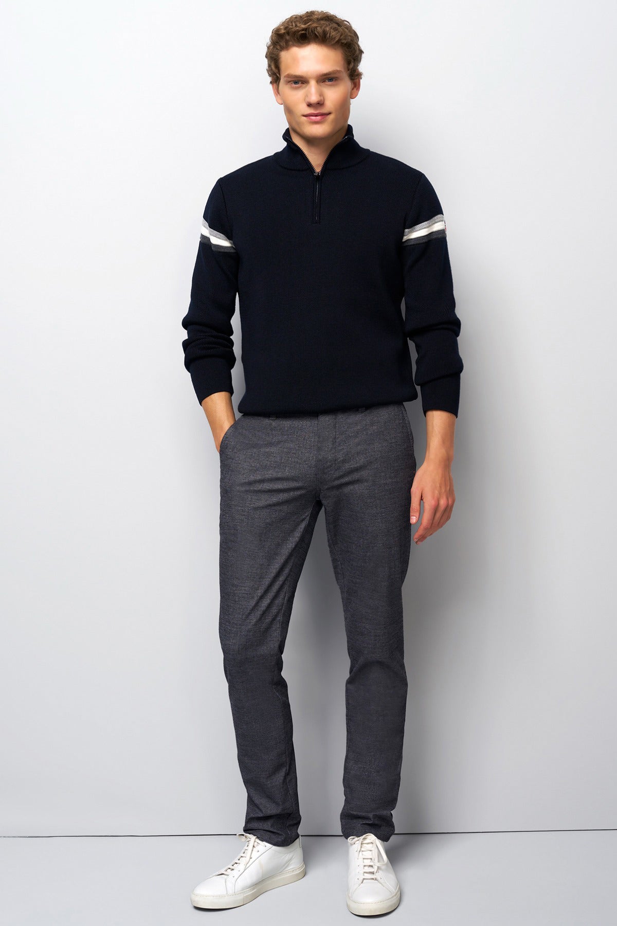 Marineblå flannel chino-bukser med justeret pasform og let stræk, båret med mørk trøje og hvide sneakers.