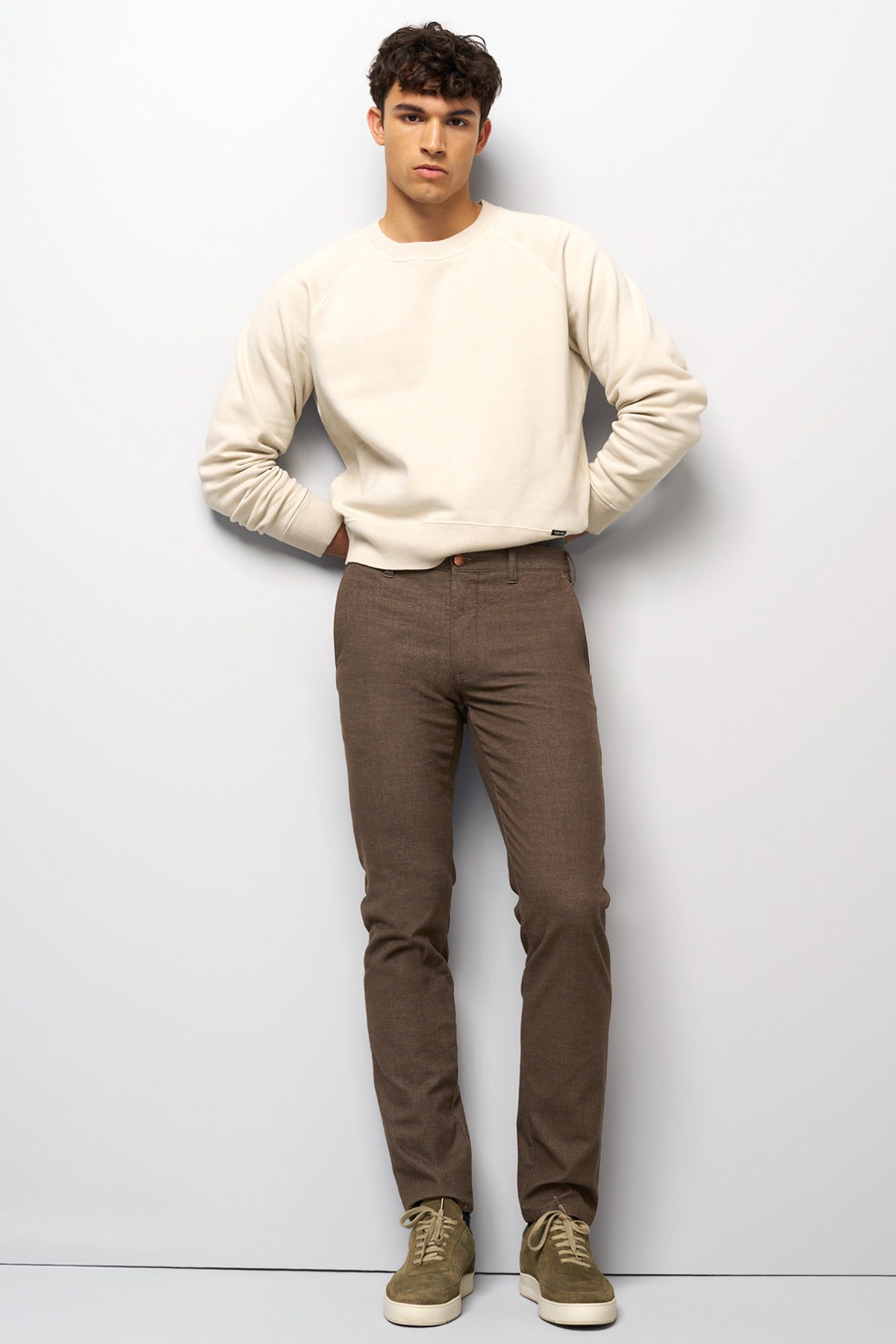 Brune flannel chinos med smal pasform og stræk, stylet med beige sweatshirt og brune sneakers.