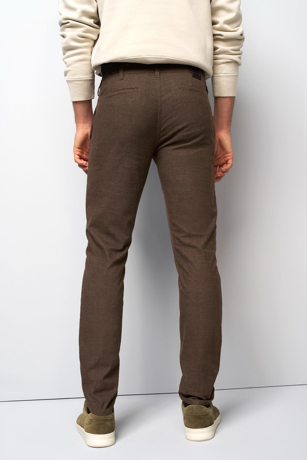 Brune flannel chinos med elastisk pasform set bagfra, afslappet model med skrålommer.