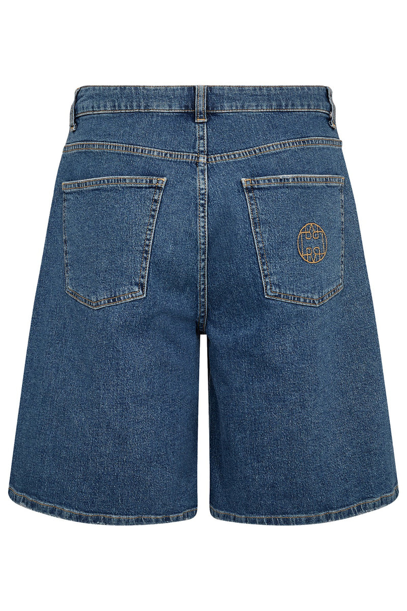 Sea blue denim bermudashorts med to baglommer og broderet logo på højre lomme.