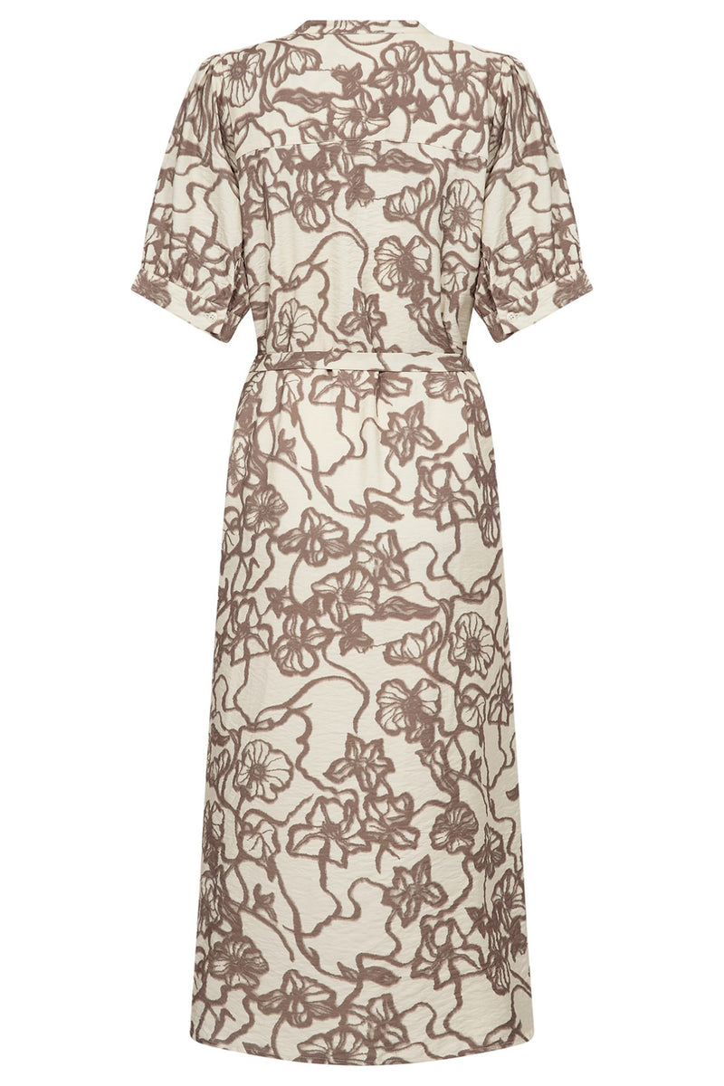 Lang kjole i beige med brunt blomsterprint og korte ærmer, afslappet pasform og midi længde.
