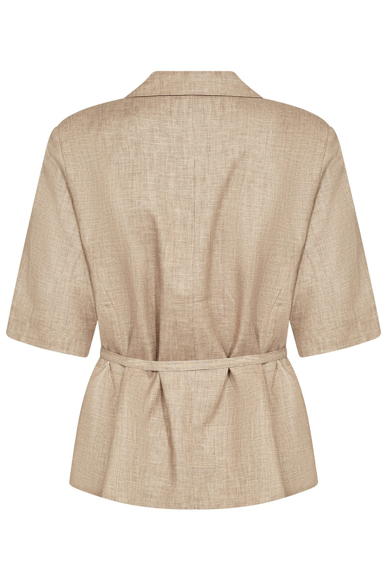 Kortærmet blazer i taupe hør med trekvartærmer og bælte i taljen.