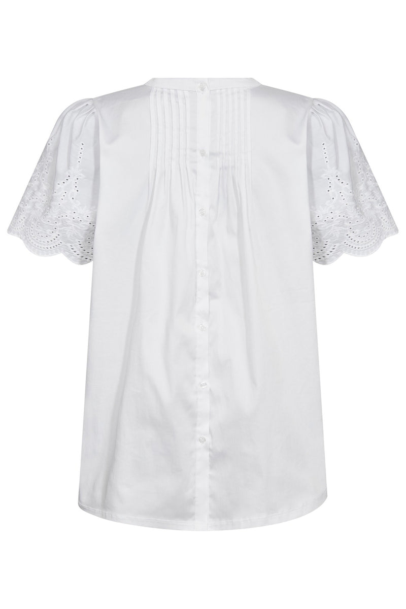 Hvid kortærmet t-shirt med broderede ærmer og knaplukning bagpå.