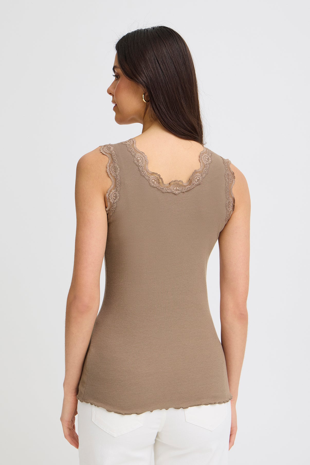 Mørk beige ribbet ærmeløs top med blondedetaljer på ryg og kant.