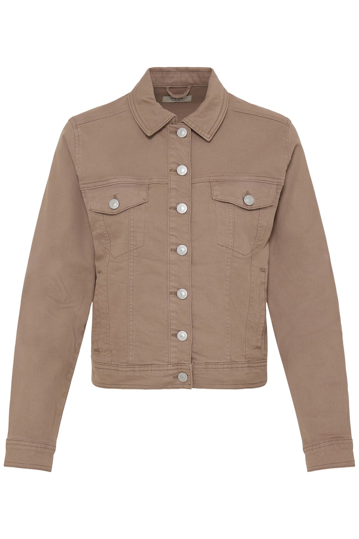 Elastisk denimjakke i brun med knapper og brystlommer, klassisk krave.