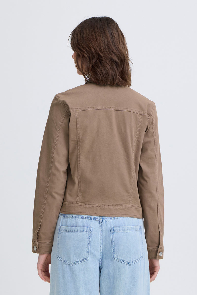 Elastisk brun denimjakke med synlige sømme og lommer bagpå.