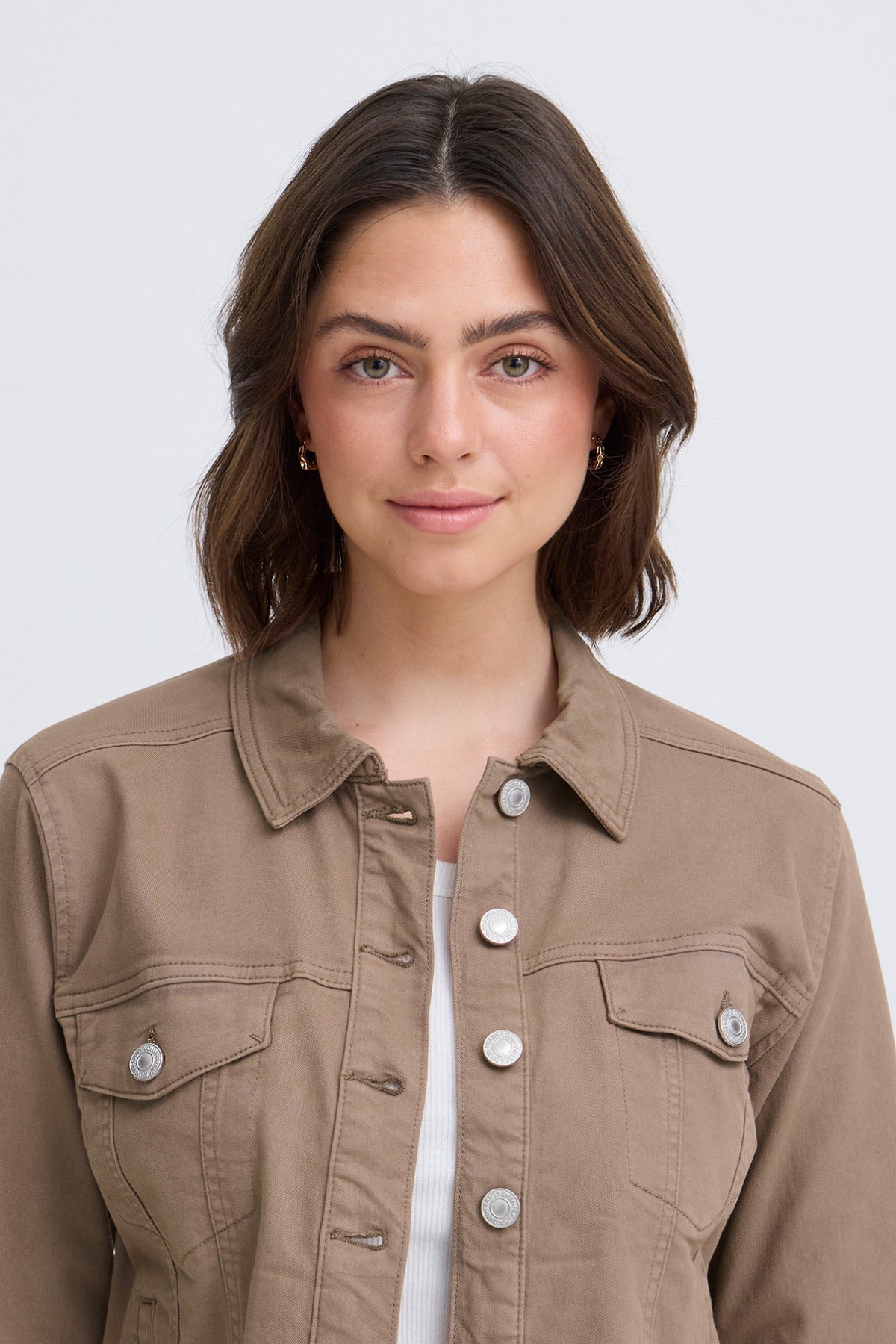 Beige elastisk denimjakke med brystlommer og sølvknapper, damesjakke i afslappet pasform.
