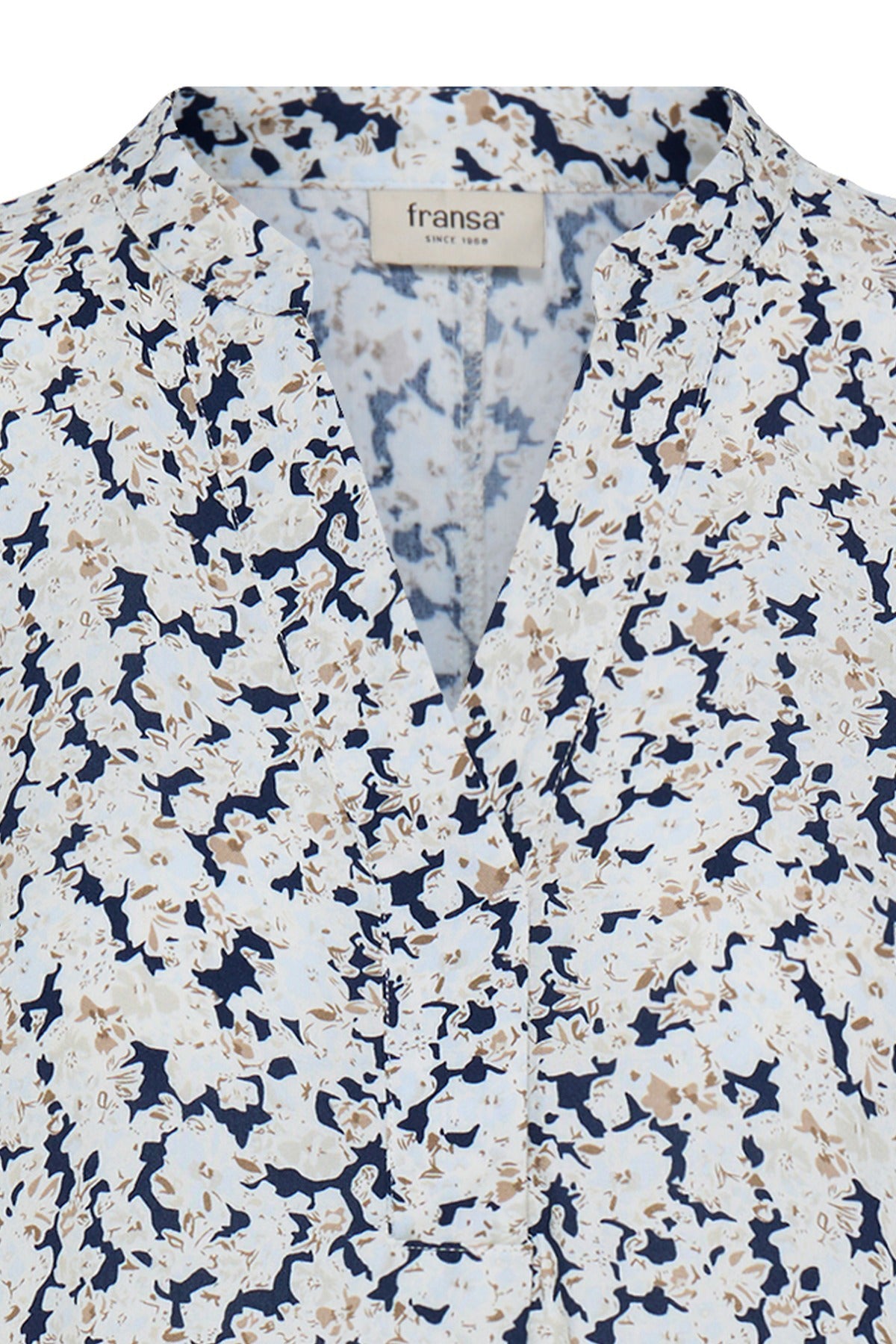 Kortærmet Navy blå kjole med boheme-inspireret hvidt og beige blomsterprint, V-hals.
