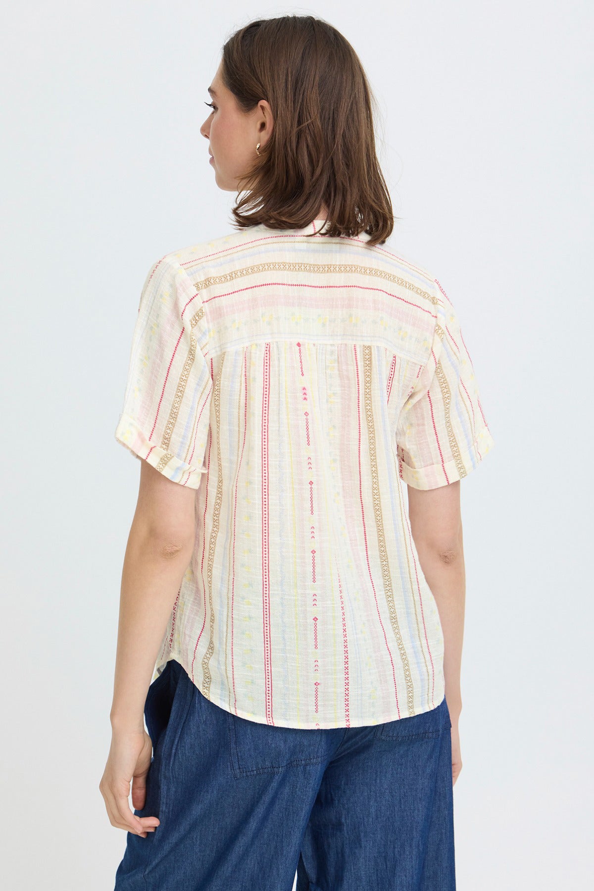 Kortærmet cream bluse med røde og gule fine striber, let og luftig pasform.