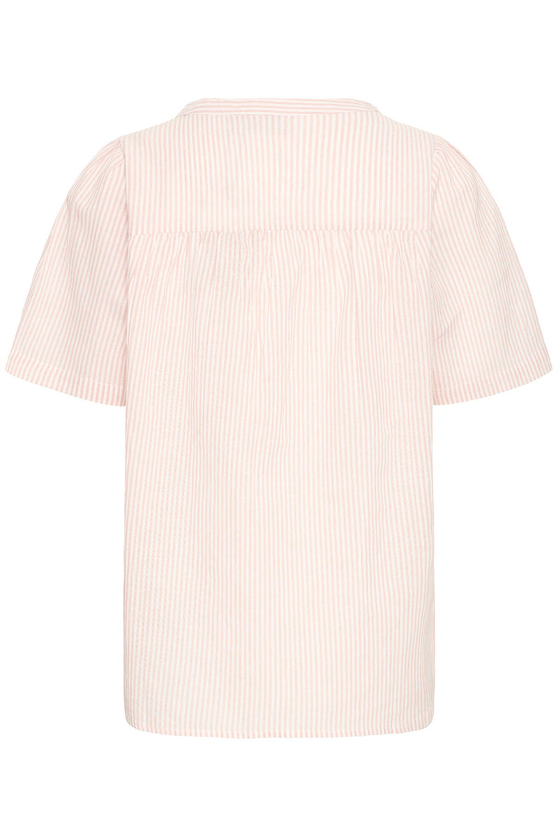 Kortærmet bluse i lys rosa med v-udskæring og let struktur i stoffet set bagfra.